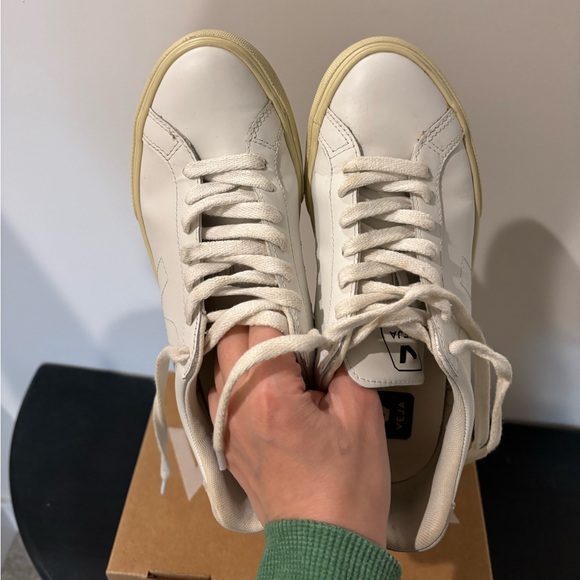 Veja Sneakers - Picture 3 of 10